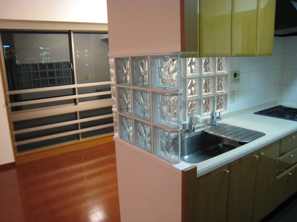 対面キッチンのカウンター前にガラスブロック マンションリフォーム 新築リノベーションのアット ステージ 東京都江東区
