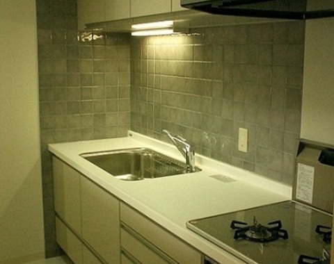 江東区越中島のマンションでシステムキッチン・洗面台の交換サムネイル
