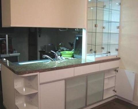 新浦安のマンションでカウンター下収納とガラス飾り棚のオーダー家具サムネイル